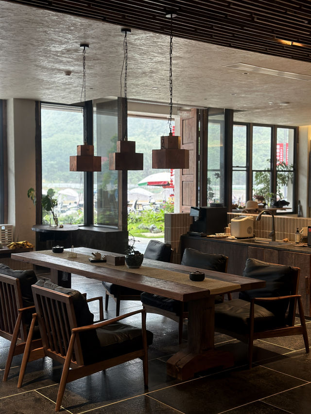 陽朔千古情景區旁,藏著一家侘寂風隱世酒店。 陽朔千古情景區旁,藏著一家侘寂風隱世酒店。