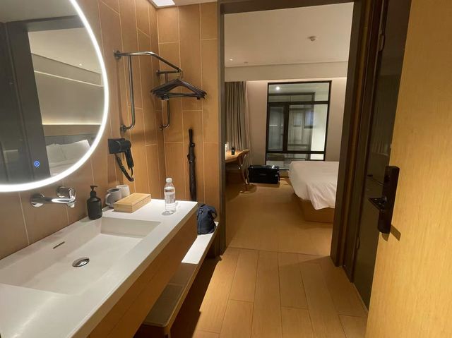 你一句春不晚，我並到了真江南。
全季酒店：在城市煙火裏，打撈治癒的旅居時光（湖南人文科技學院鴻潤酒店人文店）