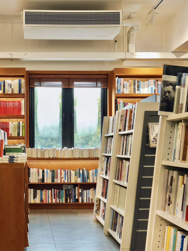 上海｜逛大夏書店，差點以為進了校圖書館