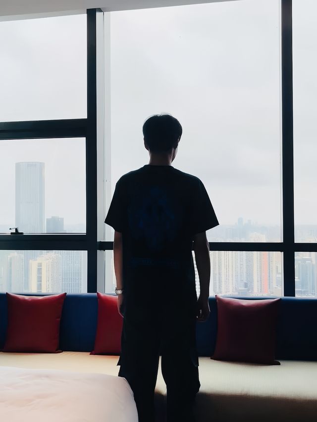入住 · 雅緻旗艦店 總有人問，旅行的意義是什麼？ 我想，是在某個陌生城市裡，遇見讓人心動的光影與