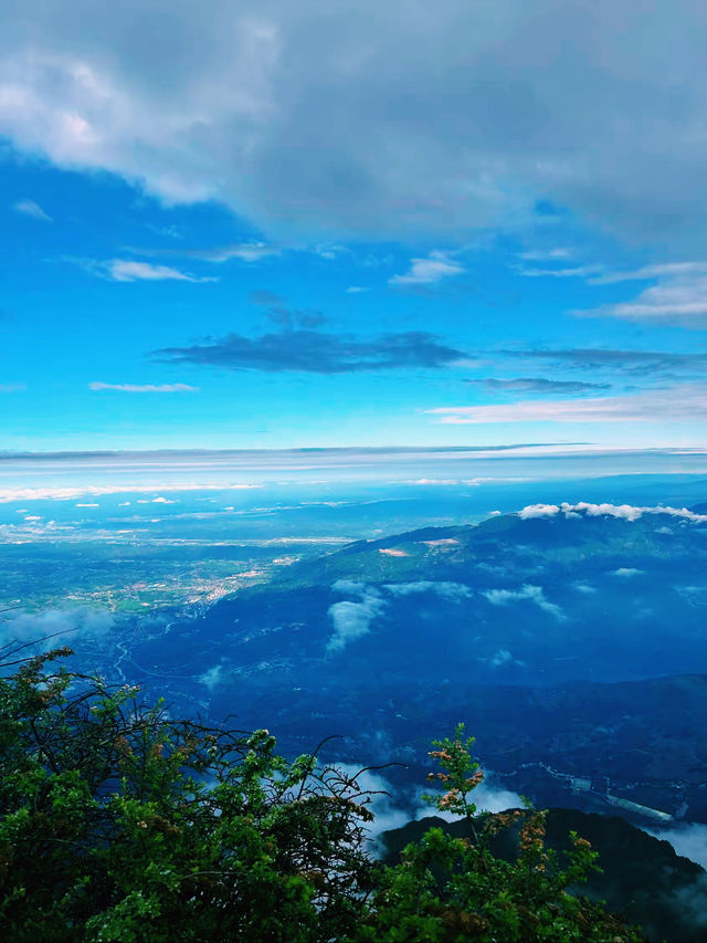 四川峨眉山·金頂｜雲海佛光，一眼入魂