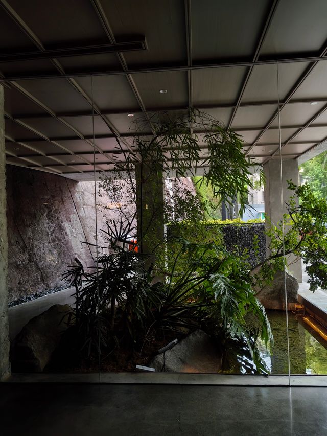 美麗嘅人工瀑布，秘境綠意庭院