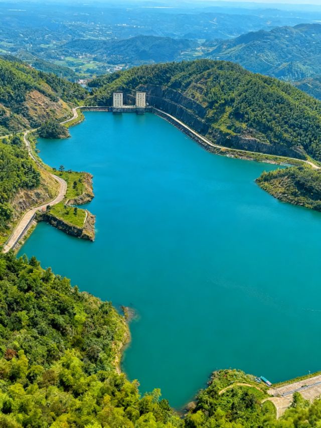 黑麋峰石塔古今碰撞 黑麋峰石塔古今碰撞