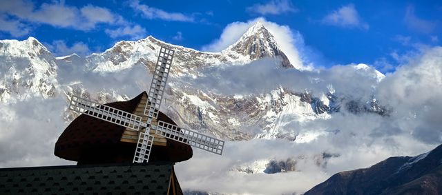 《藏南秋林裡：江波、雪峰與木屋的慢時光》