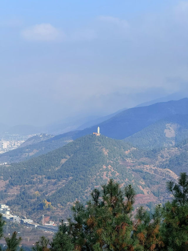 在雲與城的褶皺裡,撞見十萬人間煙火 在雲與城的褶皺裡,撞見十萬人間煙火