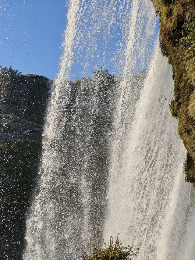 終於來到課本裡的黃果樹瀑布! 終於來到課本裡的黃果樹瀑布!