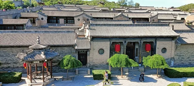 與有肝膽人共事,從無字句處讀書。 與有肝膽人共事,從無字句處讀書。