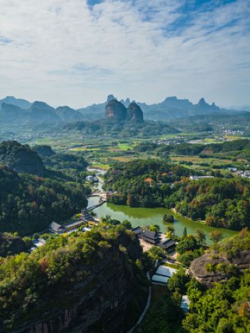 Исследуйте Шилун, встретитесь с озерными и горными пейзажами