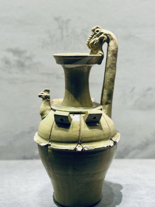 山西省博物館に人々が集まり、陶磁器の工芸品を鑑賞する中で、火花が