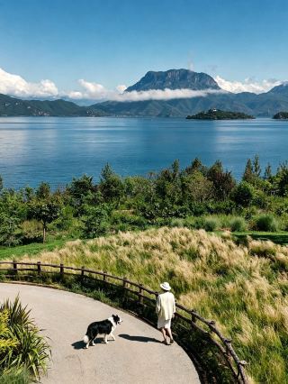 The perfect way to enjoy summer—this hotel at Lugu Lake is truly lovable!