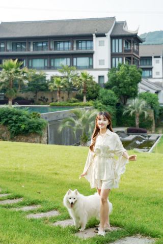 i人e狗の夏休み｜紹興の湖畔ホテルでペットと一緒に特別な時間を