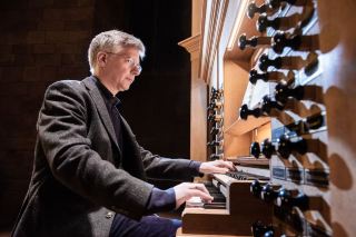 When the city gets too noisy, I escape to the island.
On the night of August 29, inside the Gulangyu Organ Art Center, the Casavant Opus 700—13 meters tall, with 7,341 pipes, dormant for a century and now reborn—will be fully awakened once again.
The person playing the keys is no ordinary musician—Matthias Maierhofer, professor of organ at the Freiburg University of Music in Germany, winner of the Pachelbel Competition at the Nuremberg International Organ Week, and a soloist who has performed across Europe, America, and Asia. As his hands touch the keys, the solemnity of the English chancel organ and the brightness of the French gallery organ will pour out simultaneously, as if the entire Bagua Building is breathing.
No need to get a visa to visit a European cathedral; just take a ferry, walk for a few minutes, and for the 7:30 PM show, at the price of CNY 90—cheaper than a trendy cup of coffee—you can experience an exclusive soundscape of the "King of Instruments." The sweat of late summer, the red notification dots on your phone, and your Monday to-do list will all be pressed into the wooden floor by the low frequencies.
⚓ Event info (save this)
🗓 Aug 29, 2026, Sat, 7:30 PM (tickets available)
📍 Gulangyu Organ Art Center, Xiamen
🎫 CNY 90 | 👸 Book tickets via "Gulangyu Concert Hall"
🚢 Present your ticket stub + ID card at the ferry terminal to purchase a basic ferry ticket for the crossing