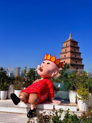 Strolling through ancient Chang'an, enjoying the tranquility of the clouds.