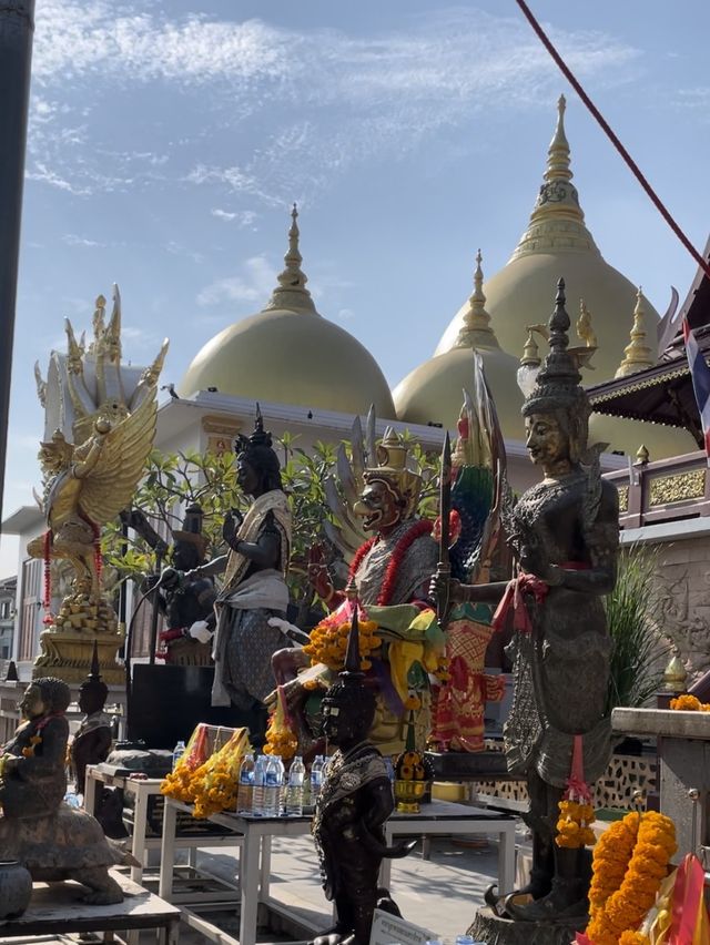 ไหว้ท้าวเวสสุวรรณและพญาครุฑที่วัดโพธิ์ทอง