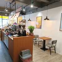 屏東演藝廳對面 cama cafe連鎖店 好喝的拿鐵划算好選擇