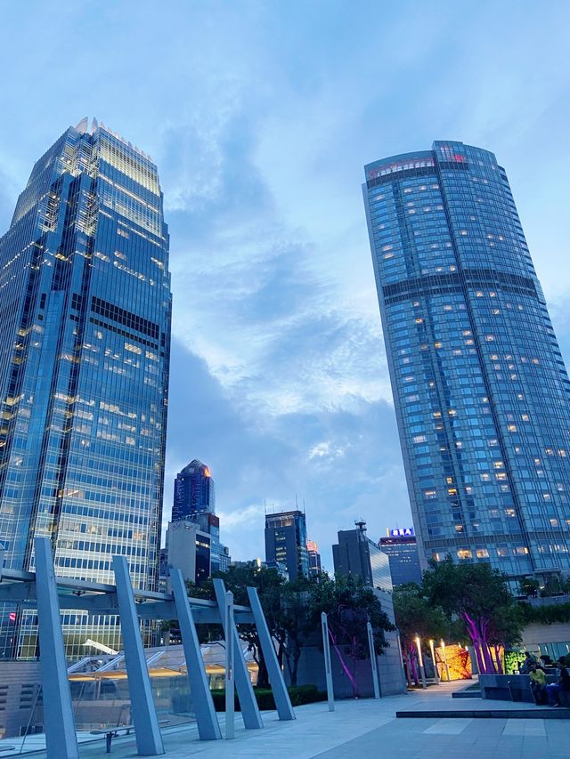 開心的啃漢堡， 和朋友歡快的搶炸雞吃，還有最美全海景！大滿足！