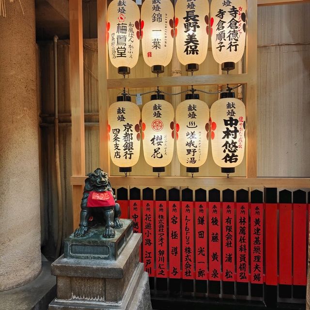 隱藏於京都最熱鬧商店街的神社