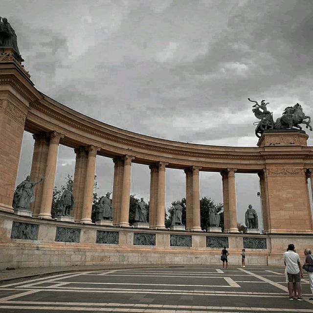 heroes plaza in Budapest(Plaza de los Heroes)