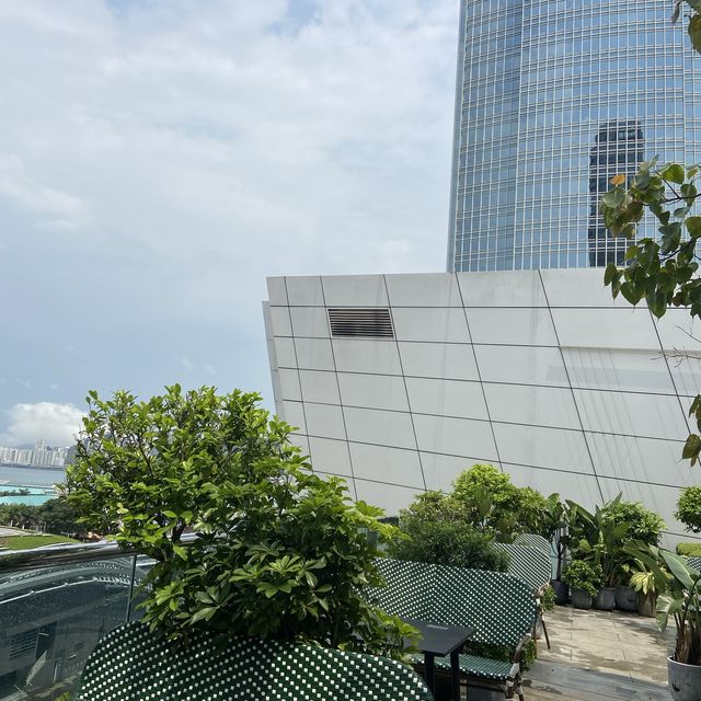 環境很好！可以欣賞維多利亞港，港灣美景！