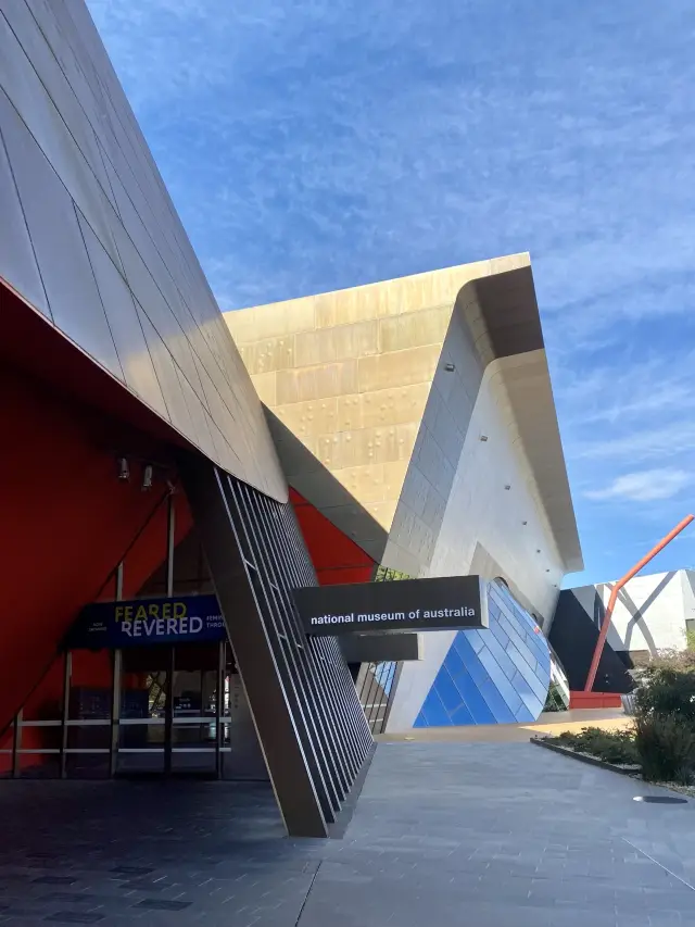 Futuristic Museum with VR shows! 