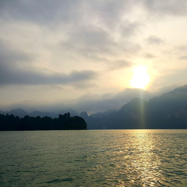 เขื่อนเชี่ยวหลาน สุราษฎร์ธานี เขื่อนสวยน้ำใส 