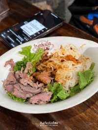 โรงกลั่นเนื้อ ร้านก๋วยเตี๋ยวเนื้อคิวยาวบนถนนทรงวาด