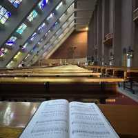 韓國🇰🇷釜山｜南川聖堂⛪️一座45度建築設計獎的彩色玻璃牆