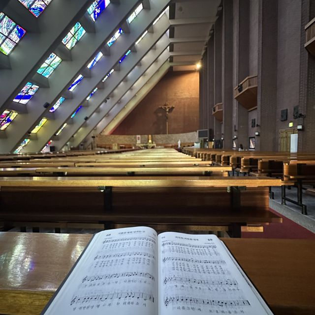 韓國🇰🇷釜山｜南川聖堂⛪️一座45度建築設計獎的彩色玻璃牆