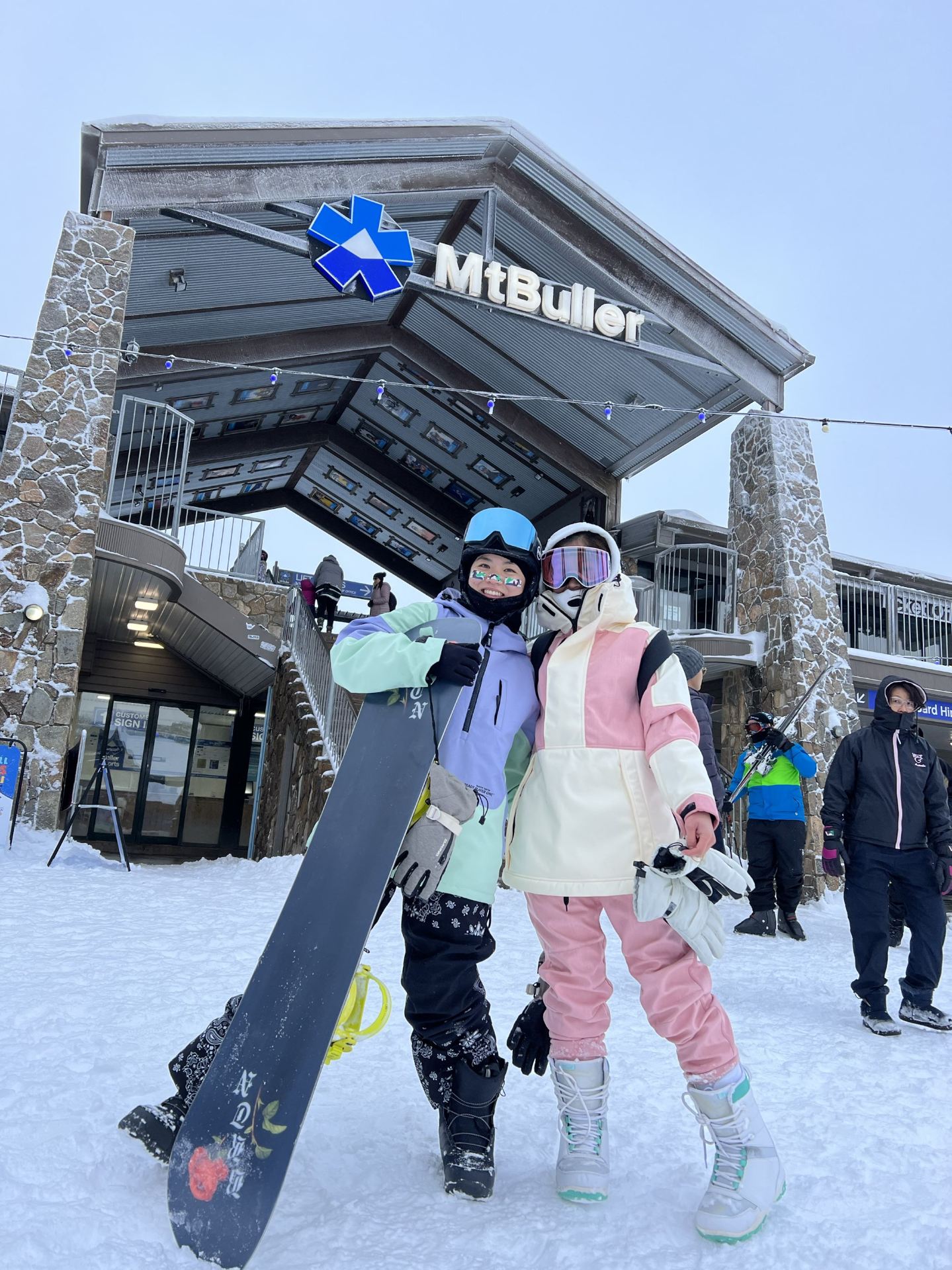 The snow season in Melbourne, Australia has begun 🏂☃️🌨️ Let’s go skiing and build a snowman~