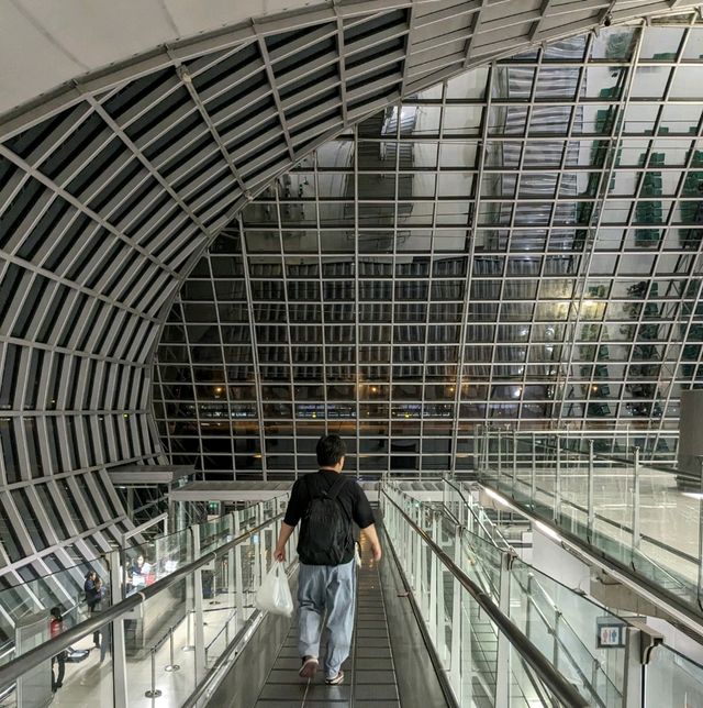 スワンナプーム国際空港は、２４時間お買い物出来るし、ラウンジが使えて、とっても便利で綺麗な空港