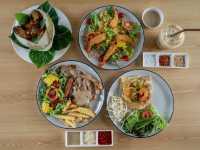 คาเฟ่นครปฐมบรรยากาศดี มีสระน้ำสีฟ้าขนาดใหญ่