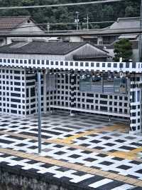 【岡山】アートプロジェクトの一環からできたモノクロの格子の無人駅🚉