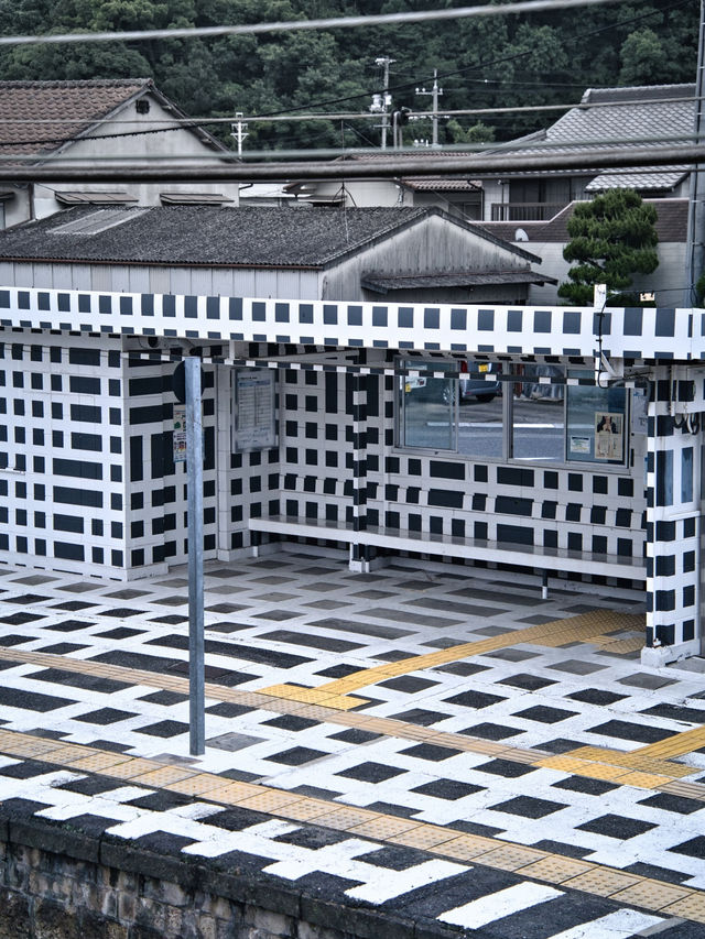 【岡山】アートプロジェクトの一環からできたモノクロの格子の無人駅🚉