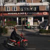 VIETNAMESE COFFEE HOPPING : HIGHLANDS COFFEE