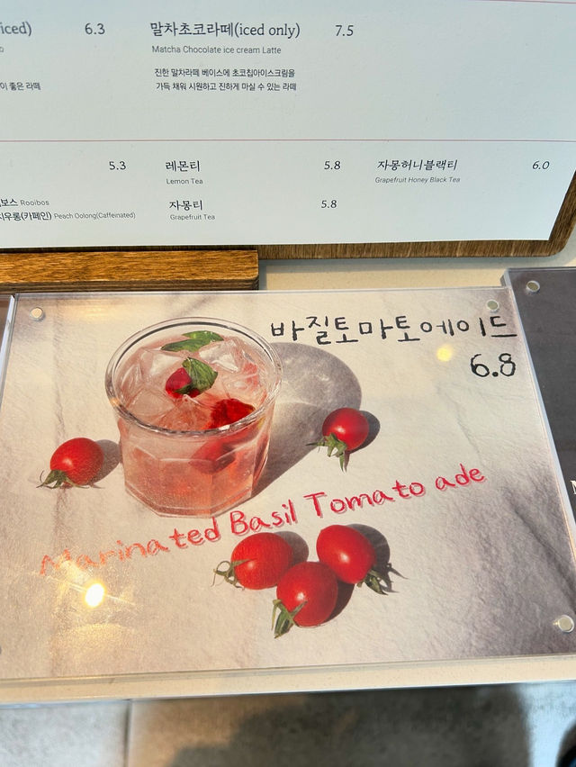 【釜山カフェ】壁一面のポストカードが素敵なホテルのカフェ🖼️