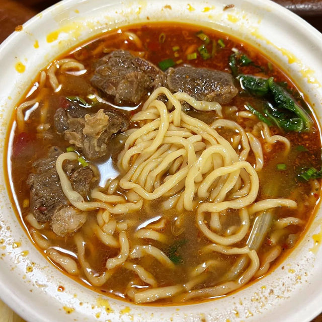 臺北老牌牛肉麵店陽明堂：傳統品質，口感豐富