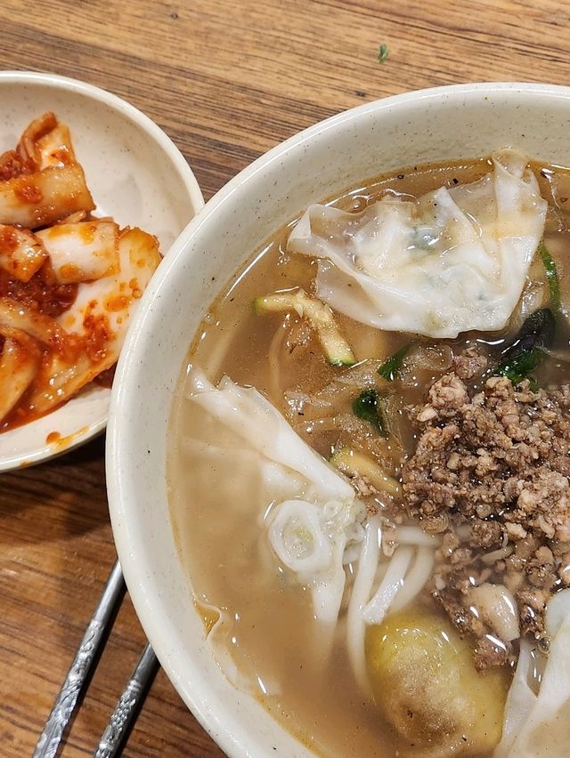 명동에서 오래도록 자리잡고 있는 터줏대감, 명동교자