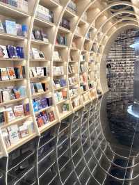 🪞遊走在鏡面的人生🪞踏進時空書海 📚