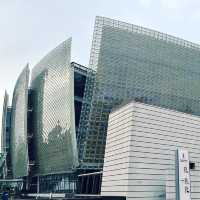 廣州美術館（新館）-造型猶如「水中盛放的木棉花」，與廣州塔互相輝映