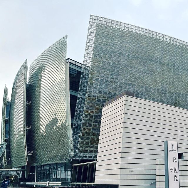 廣州美術館（新館）-造型猶如「水中盛放的木棉花」，與廣州塔互相輝映