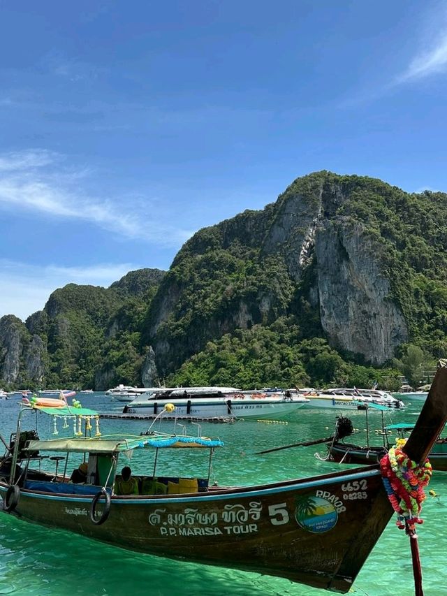 🏝️ Paradise Found: The Amazing Beauty of Phi Phi Island 🇹🇭