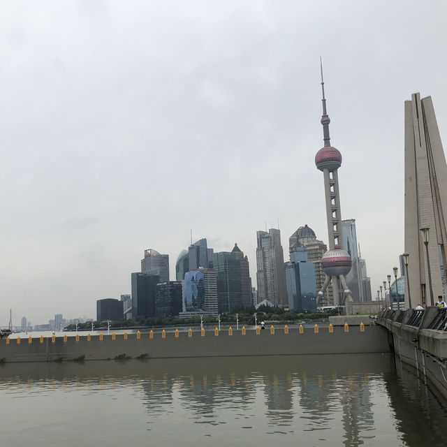 美麗安靜的北外灘，一杯飲料就看得到外灘景色的人民咖啡廳