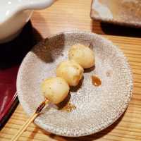 炭香燒雞有驚喜！心齋橋「木雞」