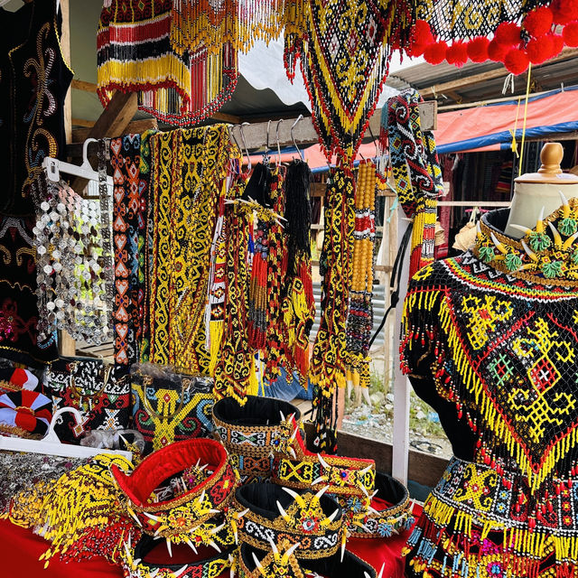 Handcrafted Wonders: Discovering Sarikei Market’s Traditional Treasures!