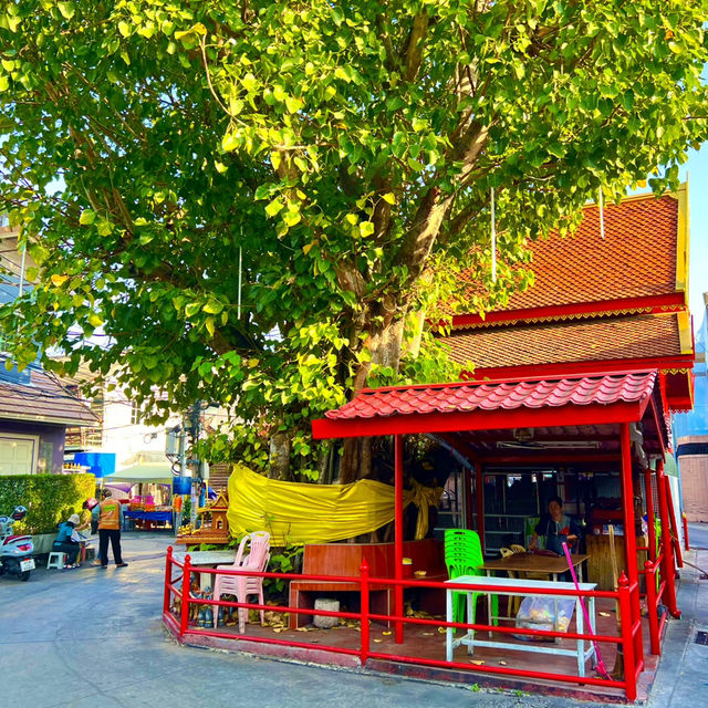 สักการะศาลเจ้าพ่อหลักเมืองชลบุรี