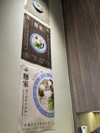 傳統粉麵配特製雞白湯可以飲哂嘅湯底，午市下午茶之選