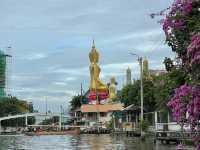 ไหว้พระเสริมสิริมงคลในวันลอยกระทง