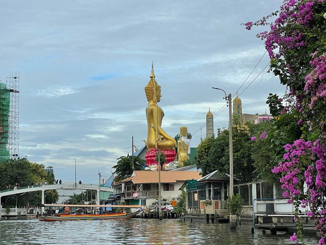 ไหว้พระเสริมสิริมงคลในวันลอยกระทง