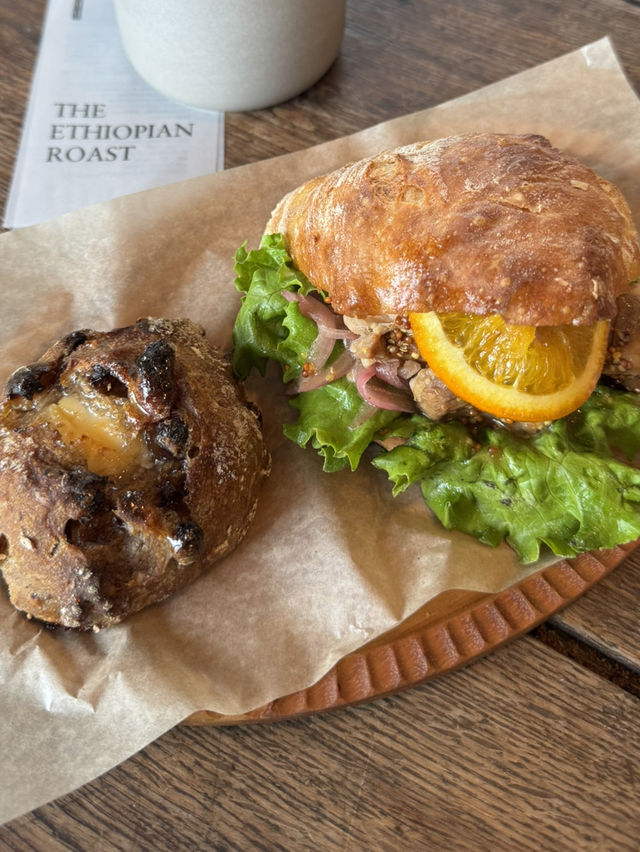 パン専門店とコーヒー専門店のコラボショップ