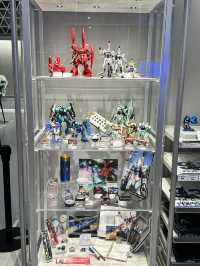 実物大のガンダム！毎時間動く演出！	ショップではここだけ限定商品も・・